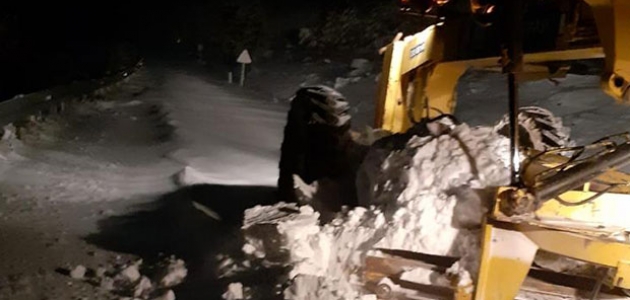 Akşehir'de kardan kapanan yollar açıldı  