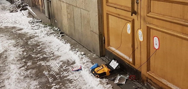 Stockholm Camisi’nin kapısında bomba düzeneğine benzeyen kutu bulundu