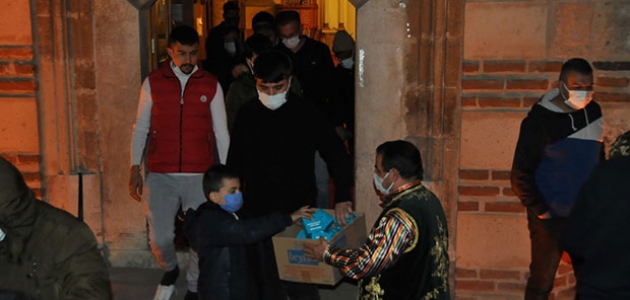 Akşehir Belediyesi Miraç Kandili’nde simit ve mevlit şekeri dağıttı