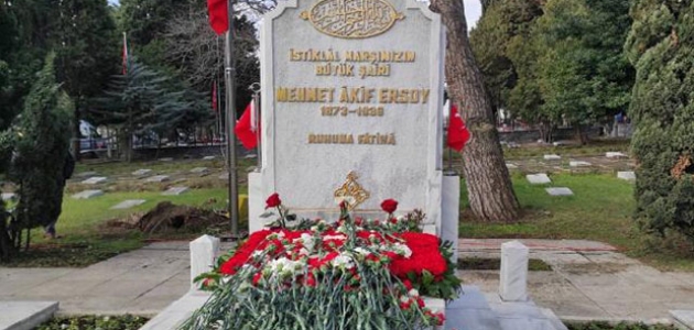 İstiklal Şairi Mehmet Akif Ersoy kabri başında anıldı