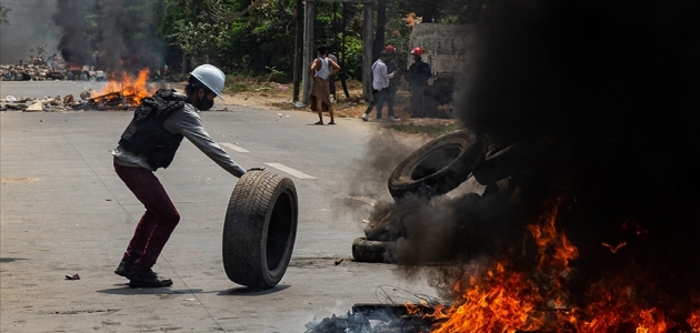 Myanmar'da protestocular polis karakoluna saldırdı: 7 ölü
