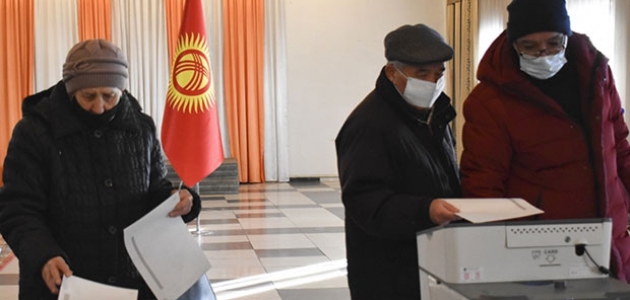 Kırgızistan’da halk anayasa taslağını onaylamak ve yerel meclis üyelerini belirlemek için sandık başında