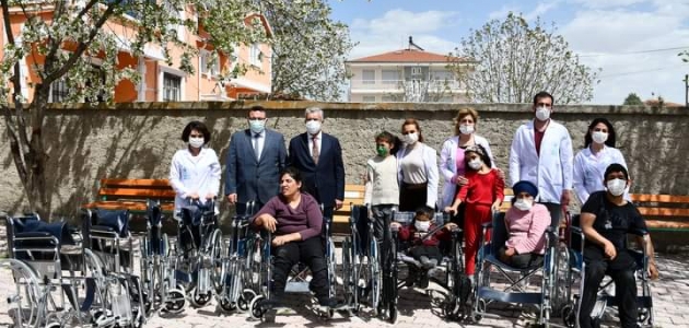 Kulu'da özel gereksinimli çocuklara tekerlekli sandalye 