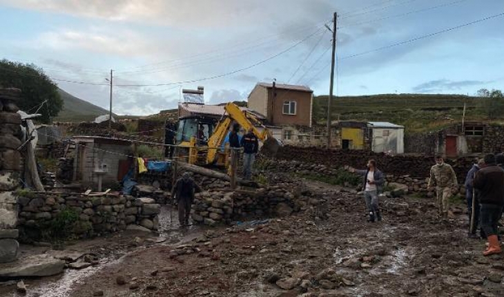 Ardahan’da sağanak: Yol ve evleri su bastı