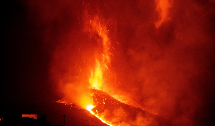 İspanya'daki yanardağda şiddetini arttıran patlamalar lav çıkışını yoğunlaştırdı
