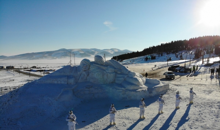 Sarıkamış şehitlerinin mücadelesini yansıtan kardan heykeller