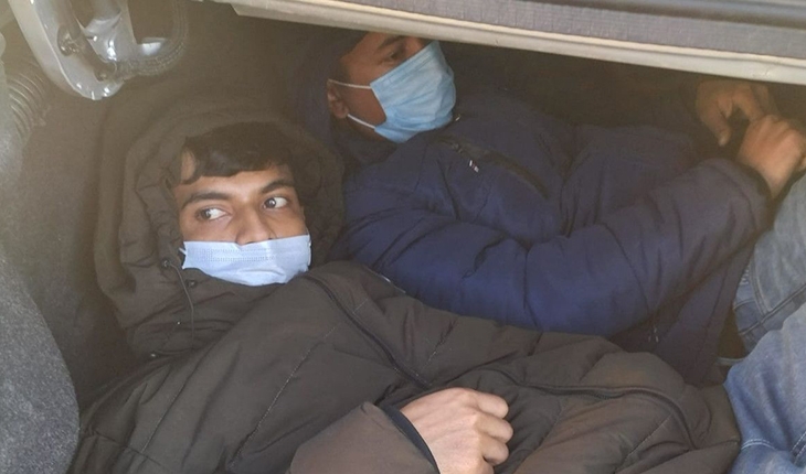 Otomobilin bagajından kaçak göçmenler çıktı