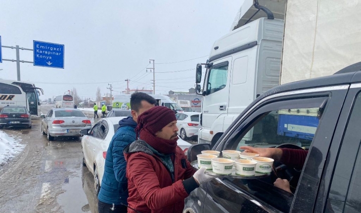 Ereğli Belediyesi karda bekleyen vatandaşlara çorba ikramında bulundu