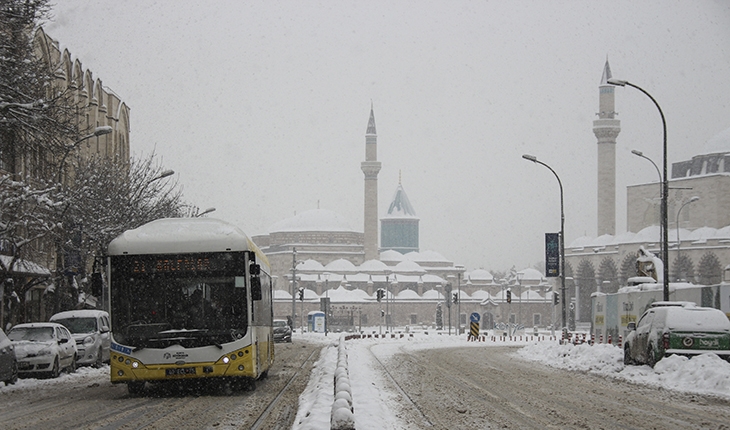 ​Konya'da ulaşımın açık kalması için tuzlama çalışmaları devam ediyor