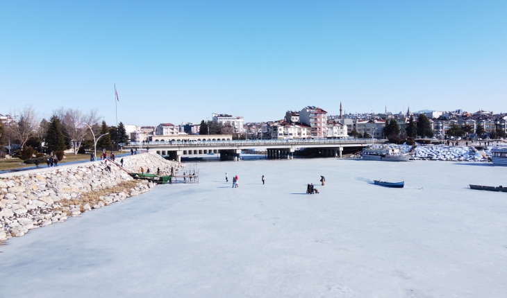 Donan Beyşehir Gölü’nün buzla kaplı yüzeyinde tehlikeli görüntüler