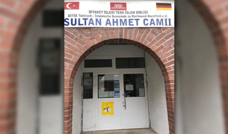 Almanya'da camiye saldırı: Kapıya gamalı haç çizildi