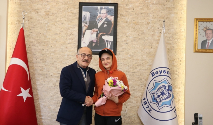 Beyşehir Belediye Başkanı şampiyon milli tekvandocuyu altınla ödüllendirdi