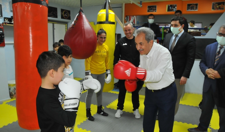 Başkan Akkaya geleceğin boksörleri ile buluştu