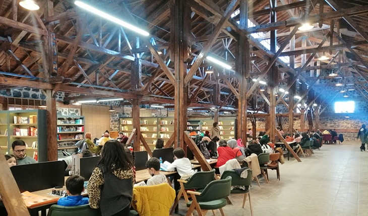Karapınar’a modern tasarımlı Kitap Kafe açıldı