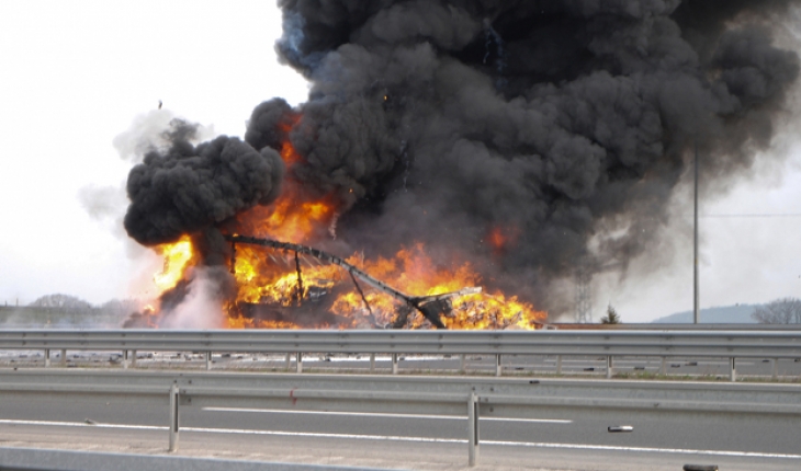 Otomobilin çarptığı tırda yangın çıktı: Dorsedeki araçlar kül oldu