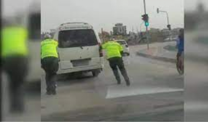 Yolda kalan minibüsü polisler itti