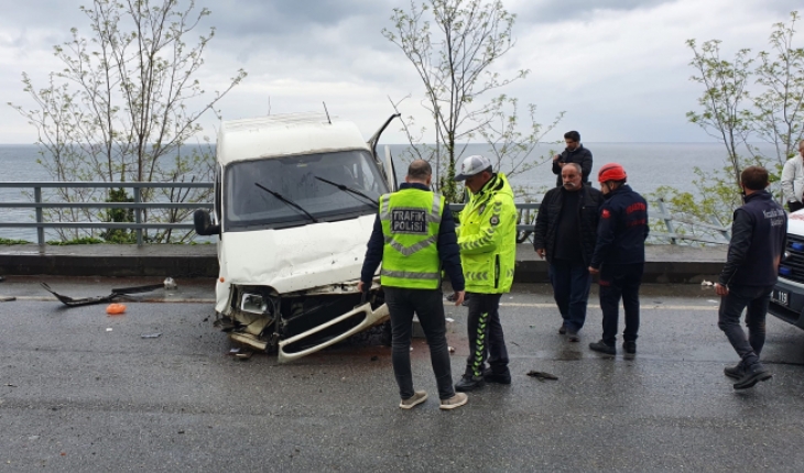 Trabzon’da minibüs bariyerlere çarptı: 2’si çocuk 5 yaralı