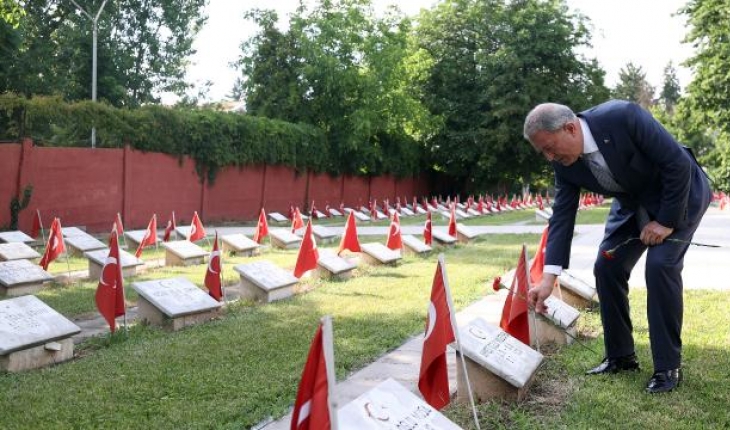 Bakan Akar Romanya’da Türk şehitliğini ziyaret etti