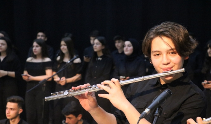 Beyşehir'de 115 kişiden oluşan öğrenci korosu konser verdi