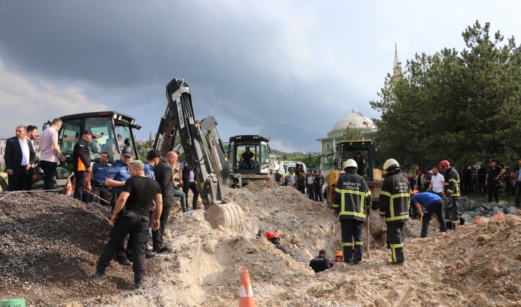 Kanalizasyon çalışmasında toprak altında kalan 2 işçiden biri öldü