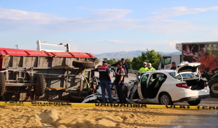 Otomobil tahıl yüklü traktör römorkuna çarptı: 1 ölü, 5 yaralı