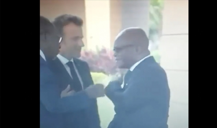 Beninli Bakan’ın Macron’un dokunduğu omuzunu temizlemesi gündem oldu