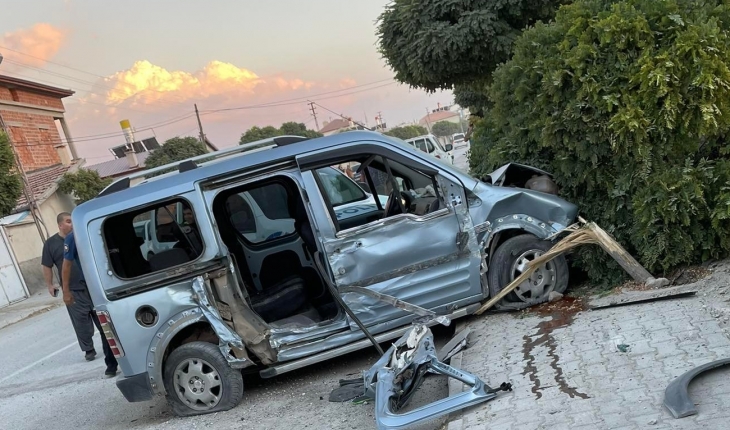​Konya'da kontrolden çıkan araç ağaca çarptı: 5 yaralı