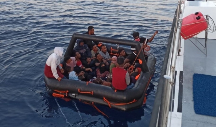 İzmir açıklarında 44 düzensiz göçmen yakalandı, 23'ü kurtarıldı