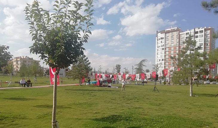 Türkiye'yi yasa boğan günde Konya'da kalabalık parkta izinsiz şölen