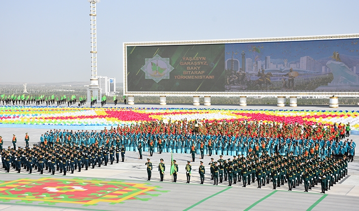 Türkmenistan milli günü dolayısıyla askeri geçit töreni düzenlendi