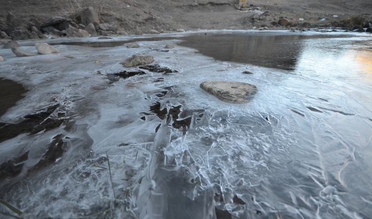 Ardahan ve Kars'ta araç camları buz tuttu, bitkiler kırağıyla kaplandı