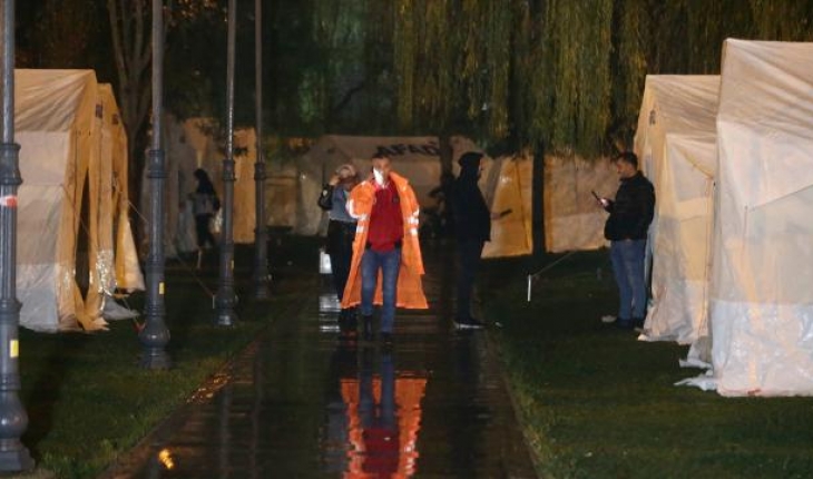 Düzce’de vatandaşlar çadırlarda konaklamayı sürdürüyor