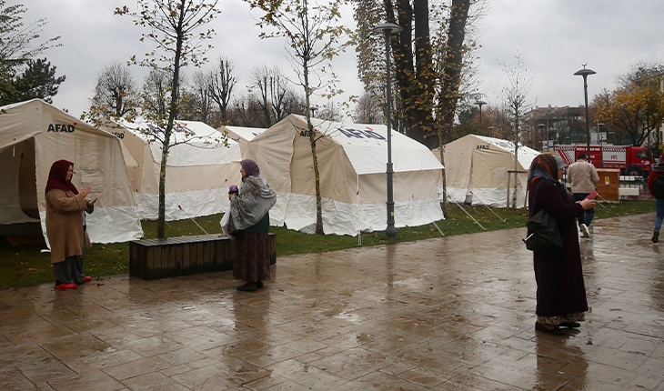 Düzce’de vatandaşların çadır kentlerde konaklaması sürüyor