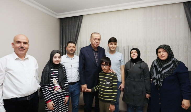 Cumhurbaşkanı Erdoğan, görme engelli hafız Ravzanur’u ziyaret etti