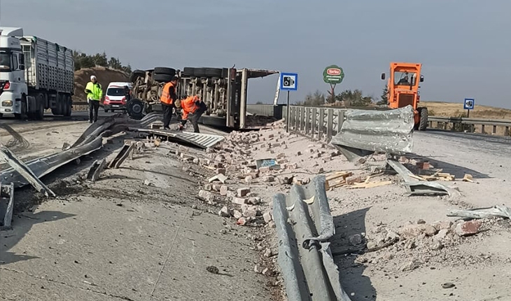 Konya’da tır bariyerlere çarparak devrildi: Sürücü yaralandı