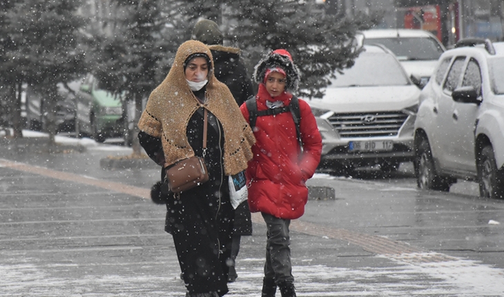 Ardahan ve Kars’ta kar yağışı etkili oluyor