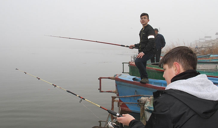 Yoğun sisten Beyşehir Gölü görünmez oldu, balıkçılar avlanmaya ara verdi   