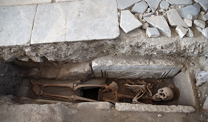 Antik Kentteki kilisede kadın mezarı bulundu