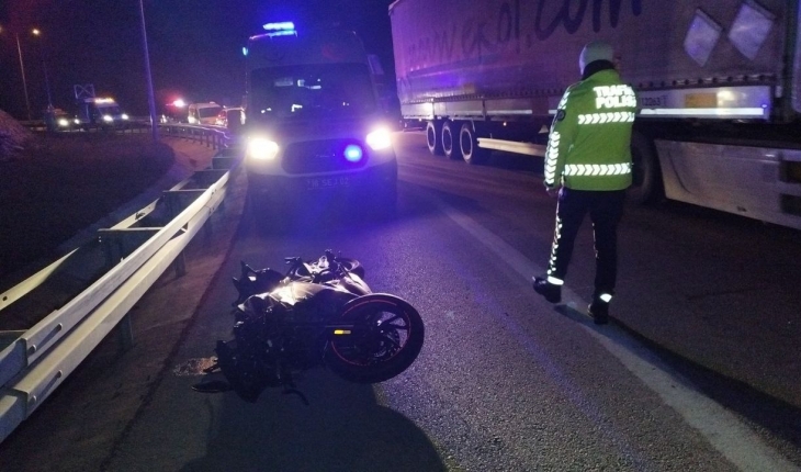 Bariyerlere çarpan motosikletteki kişi yaşamını yitirdi