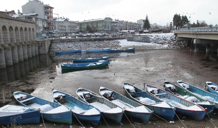 Beyşehir'e kar yağışı sonrası balıkçılar mesaiye ara verdi