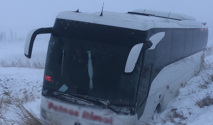 Otobüs kara saplandı: 41 yolcu mahsur kaldı