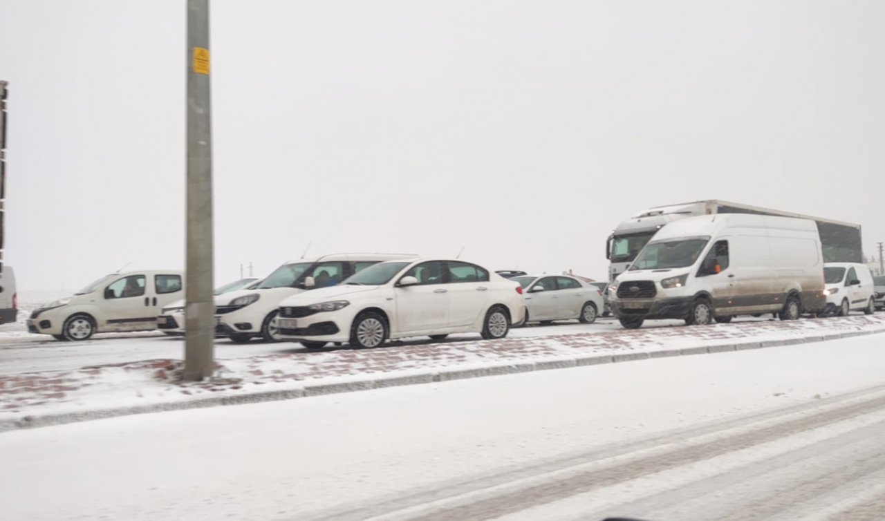Konya'da kar yağışı çevre illere ulaşımı aksatıyor