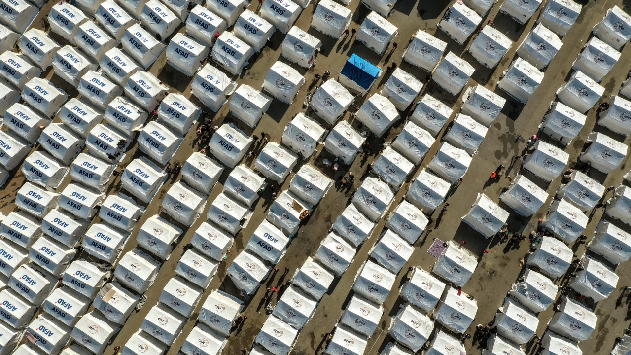 Depremzedelere kurulan çadır kentte yaşam