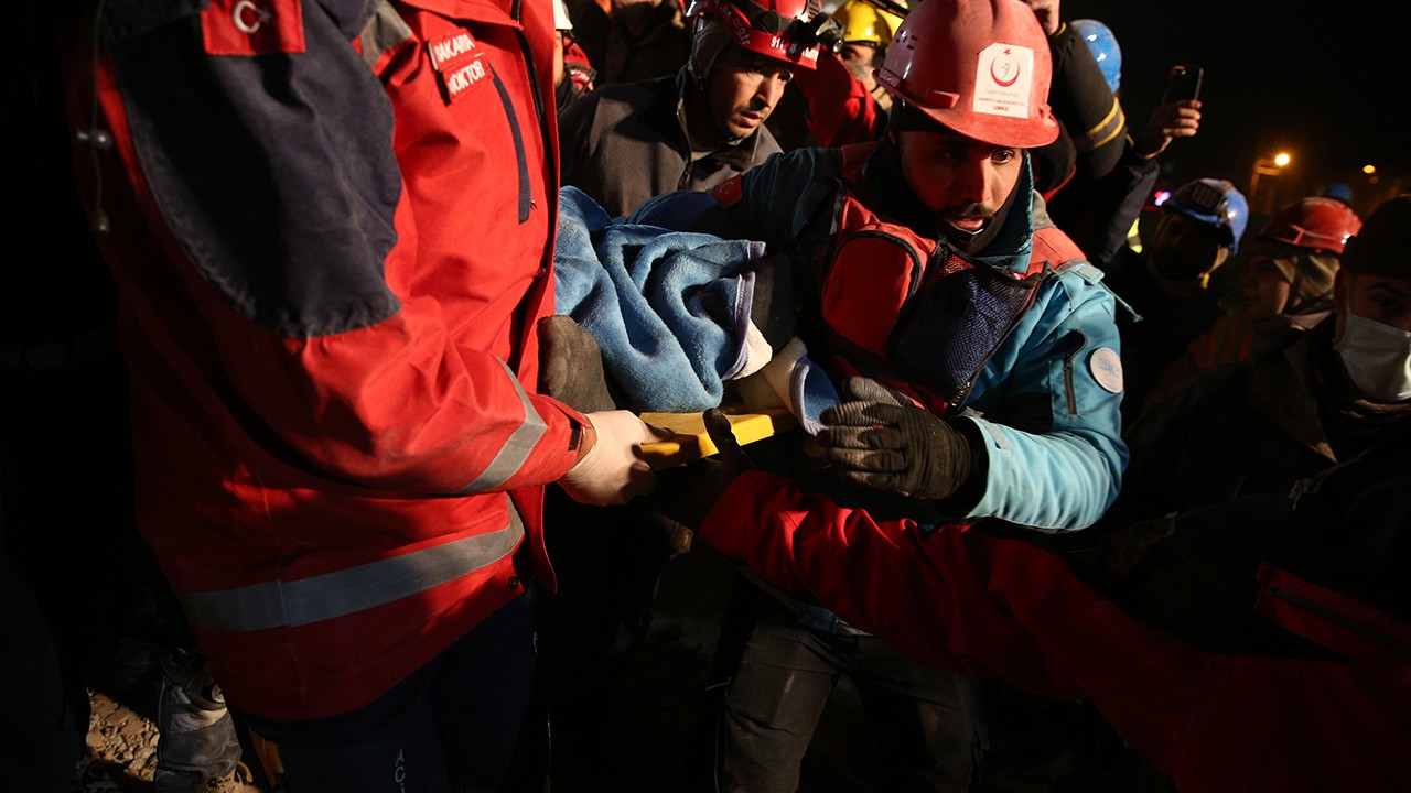 Osmaniye’de 88 saat enkaz altında kalan 36 yaşındaki kişi kurtarıldı