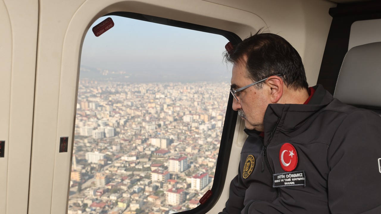 Bakan Dönmez, depremlerden etkilenen Osmaniye’yi havadan inceledi