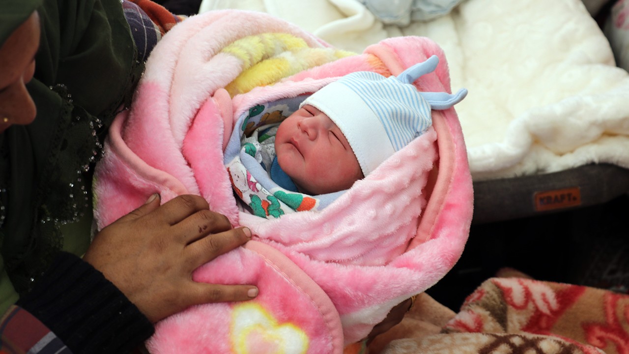 Depremzede anne 7’nci bebeğini çadır kentteki sahra hastanesinde dünyaya getirdi