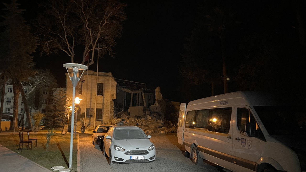 Hatay'da depremde valilik binasının bir kısmı yıkıldı