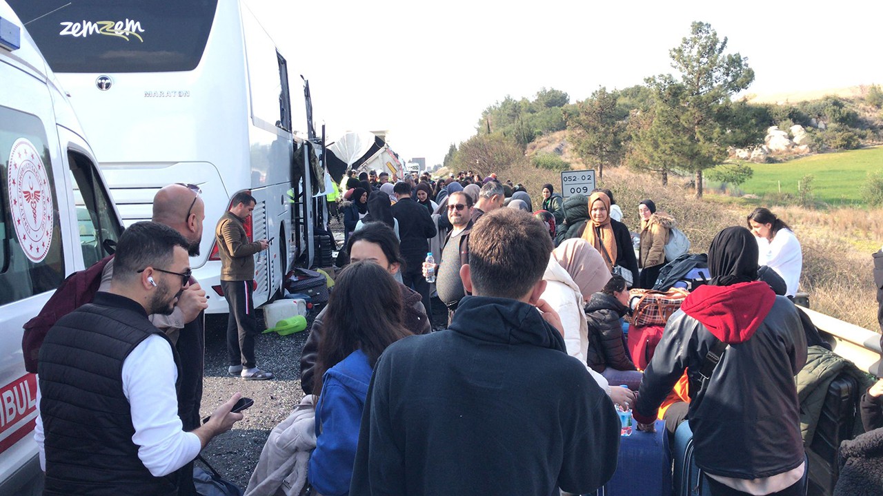 Depremzedeleri Konya’ya getiren otobüs kaza yaptı: 2 ölü, 6 yaralı