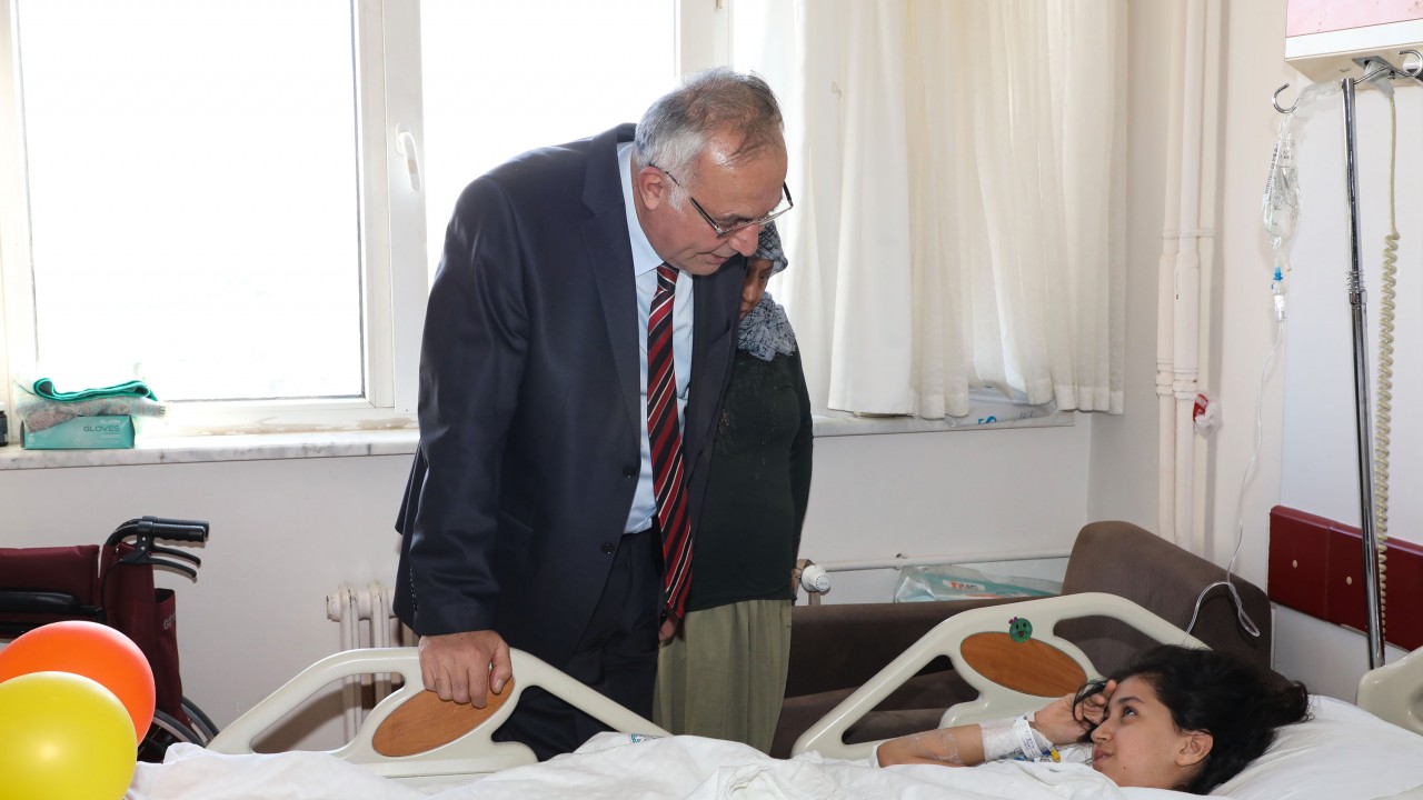 Vali vekili Hacı İbrahim Türkoğlu, depremzede vatandaşları ziyaret etti