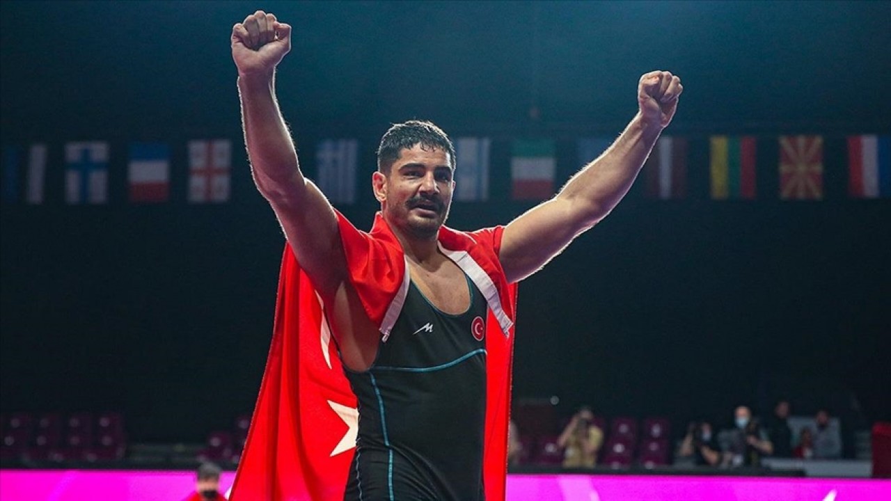 ​Milli güreşçi Taha Akgül, Mısır'da altın madalya kazandı